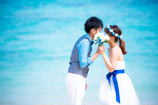 海辺で笑う新婚カップル1