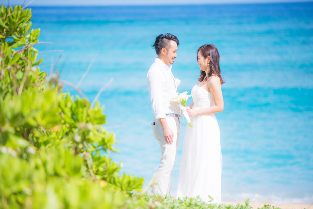 海辺で笑う新婚カップル4