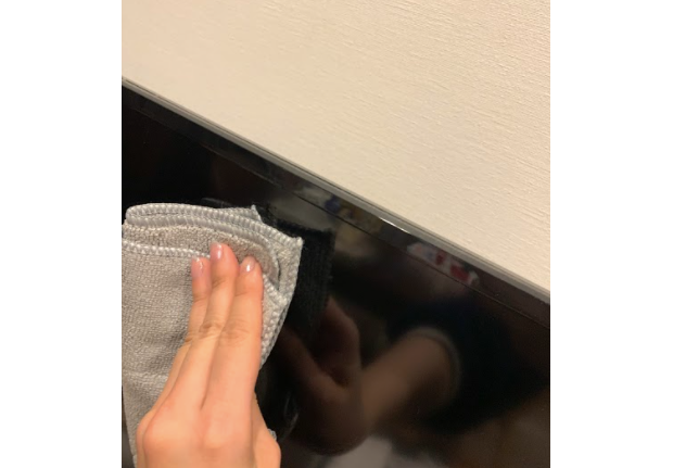 テレビを拭く