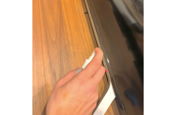 テレビの周りを拭く