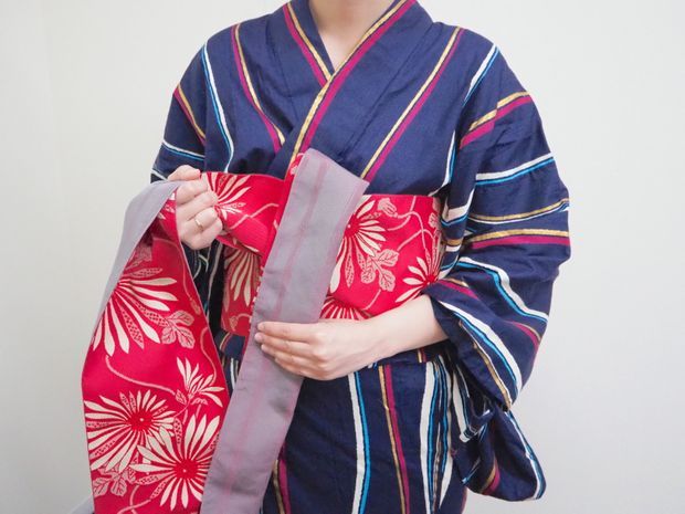 手先を下ろす女性