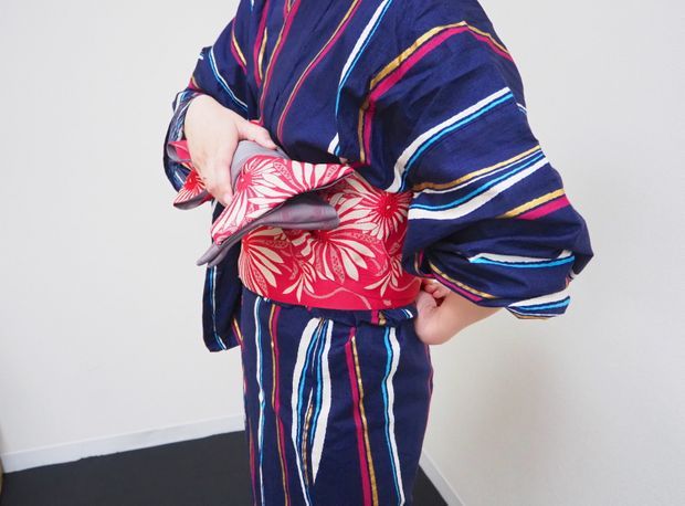帯を回転させている女性