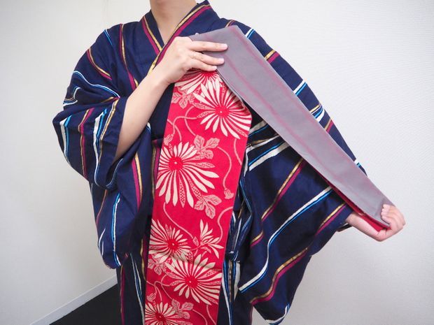 手先を決める女性