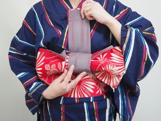 余った手先を上に引っ張る女性