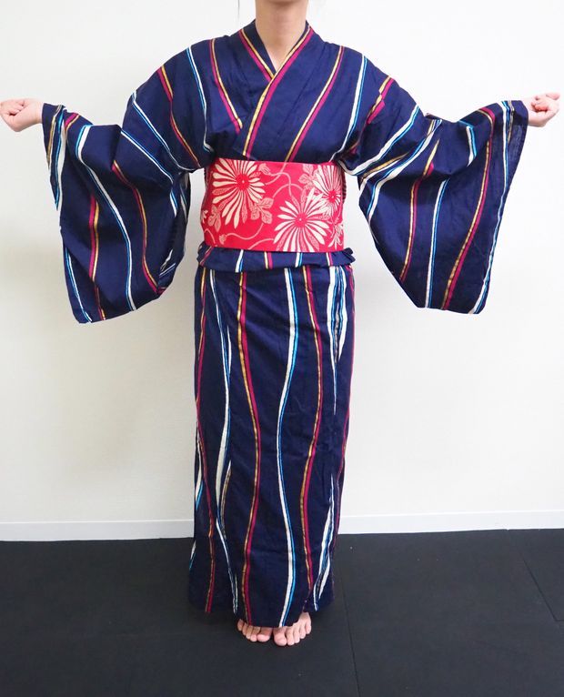 浴衣を着付けた女性(前)