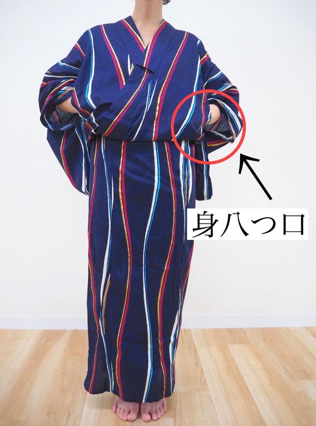 おはしょりを整える女性