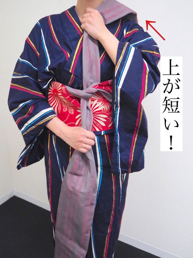 手先を真上に引っ張る女性