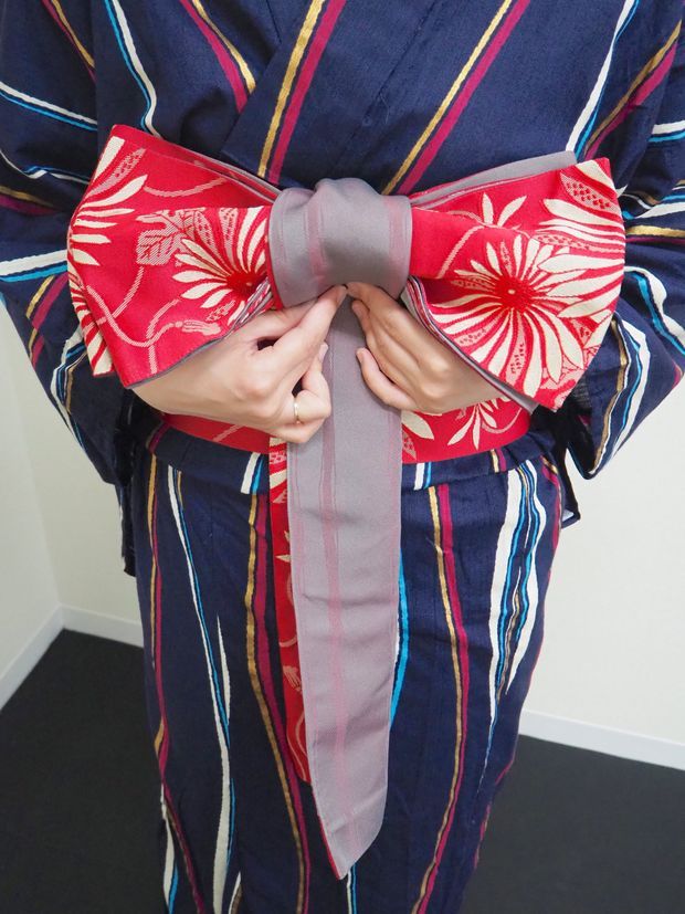 手先を巻きつける女性