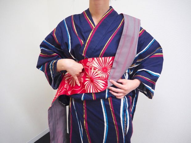 帯を巻く女性
