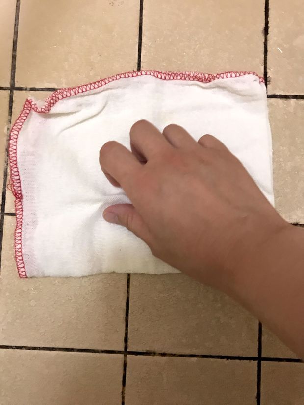 水滴を布で拭き取る