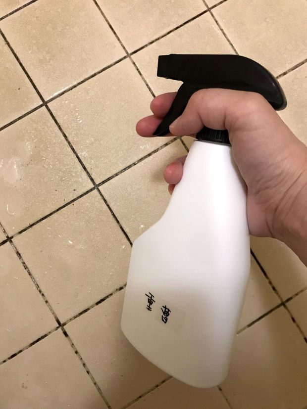 浴室床に重曹水を吹きかける
