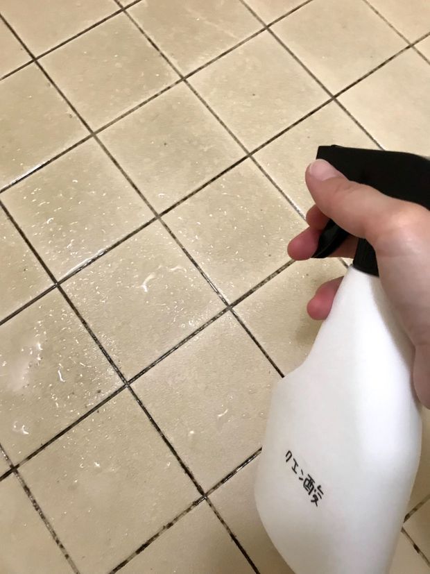 浴室床に重曹水を吹きかける