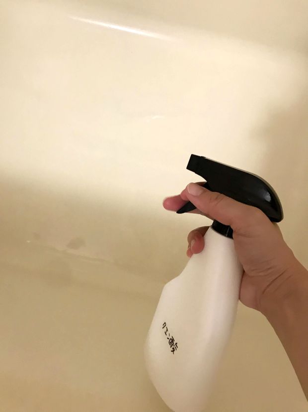 浴槽に重曹水を吹きかける