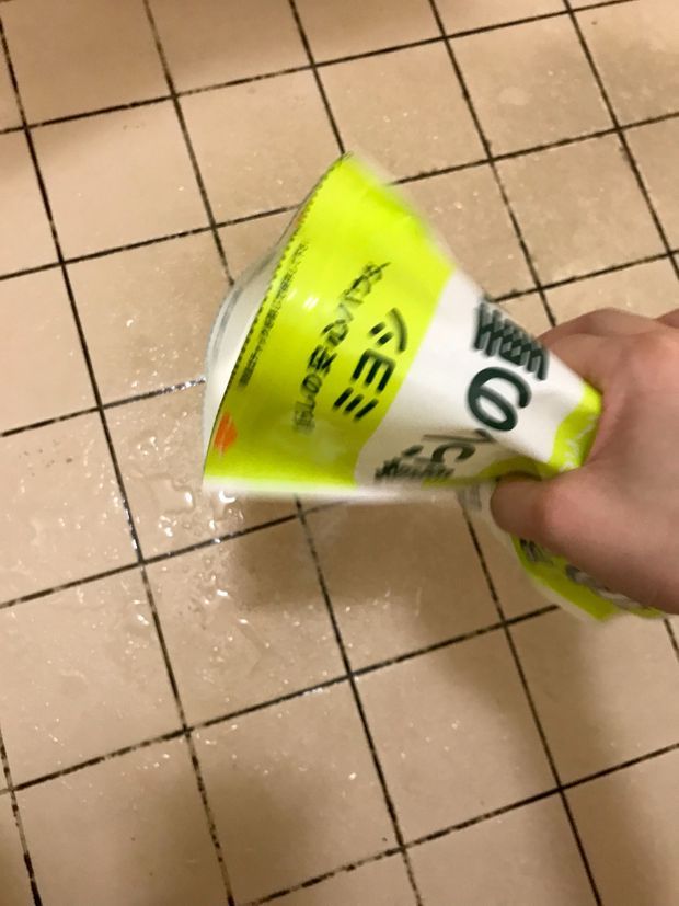 黒カビに直接重曹粉末をふりかける
