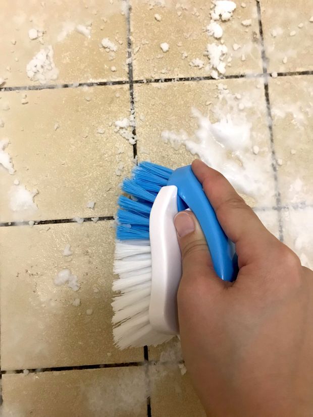 ブラシでこする