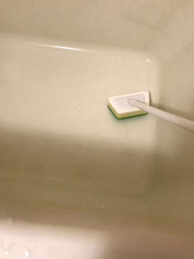 柄付きお風呂用スポンジでこする