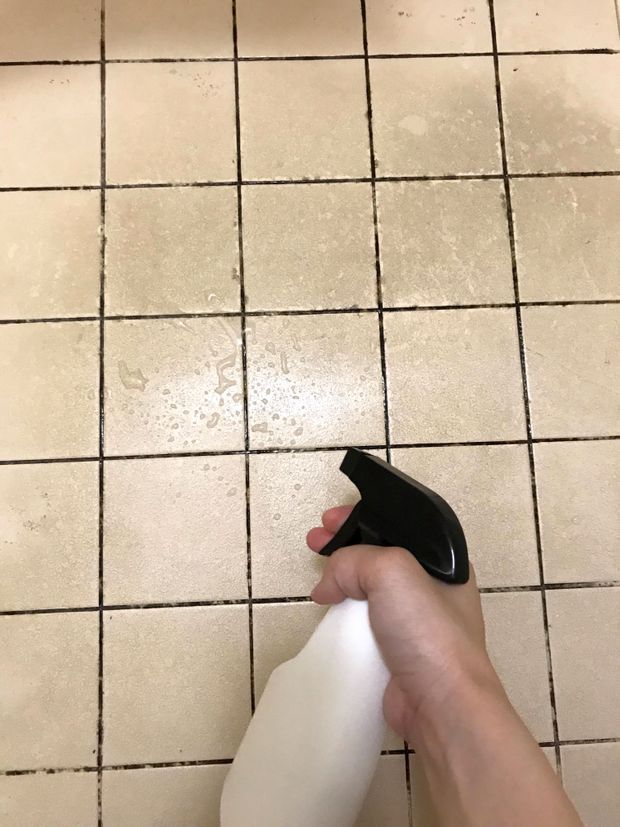 黒カビにクエン酸水を吹きかける