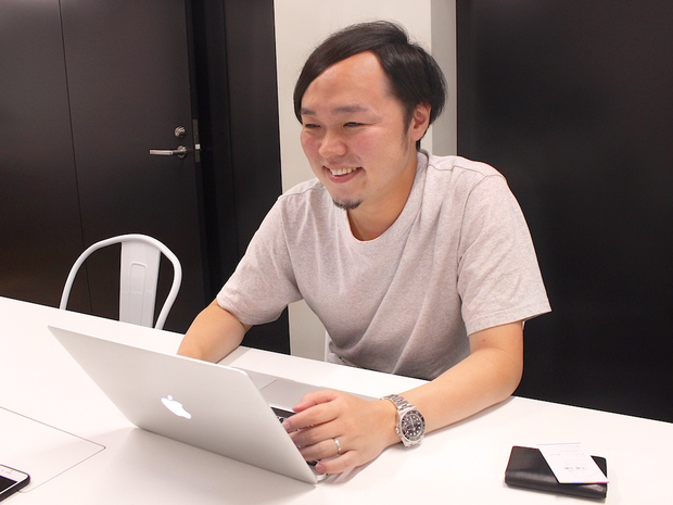 PCを操作しながら話す三瓶さん