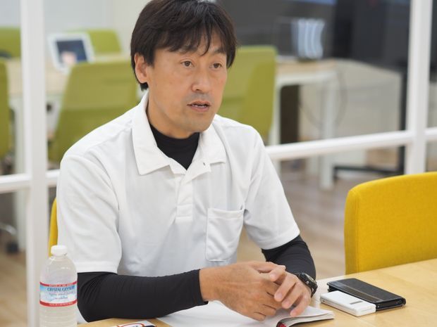 男性正面真顔