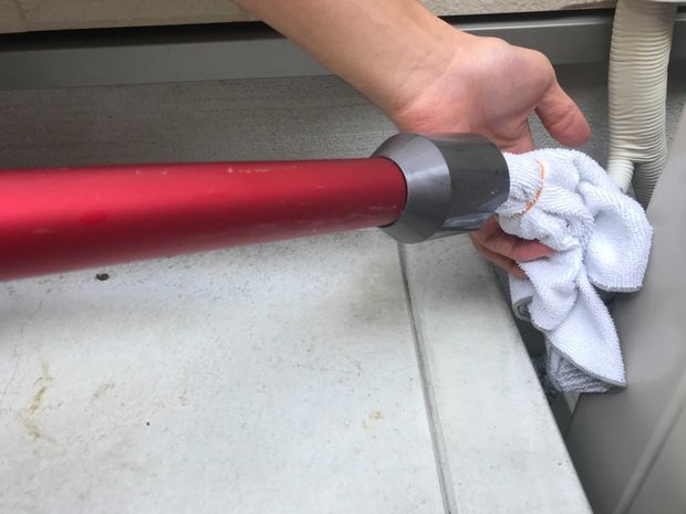 ドレンホースを掃除機で吸う