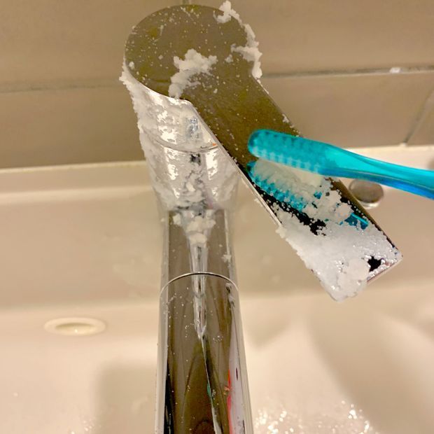 蛇口を歯ブラシで洗う