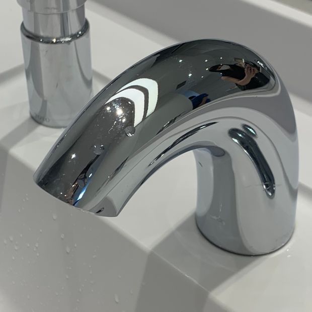 水垢が落ちてきれいになった蛇口