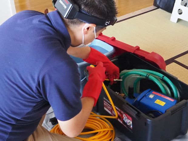 エアコン用の高圧洗浄機を準備するクリーニング事業者