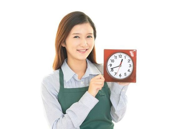 時計を持つ女性