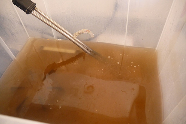 部品の汚れで茶色くなったお湯