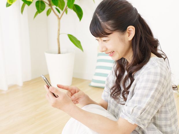 スマホを見る女性