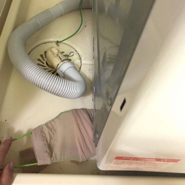 ハンガーストッキングを洗濯機の下に入れる