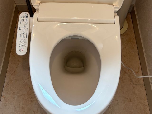 ウォシュレット(温水洗浄便座)取り付け、心を込めて作業いたします。
