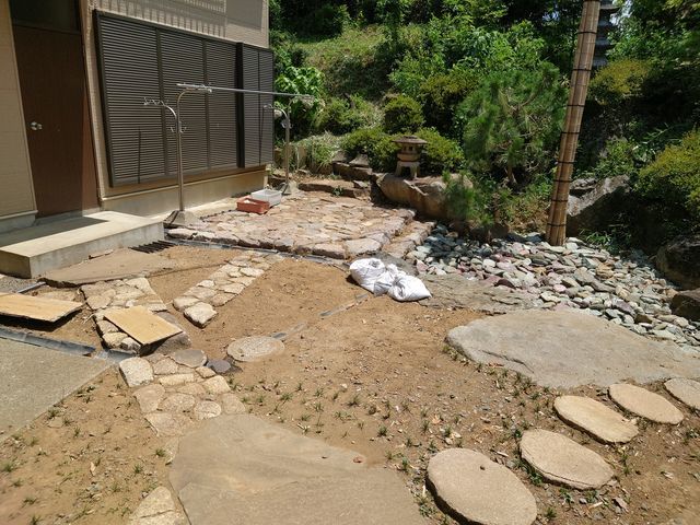 池の掃除。