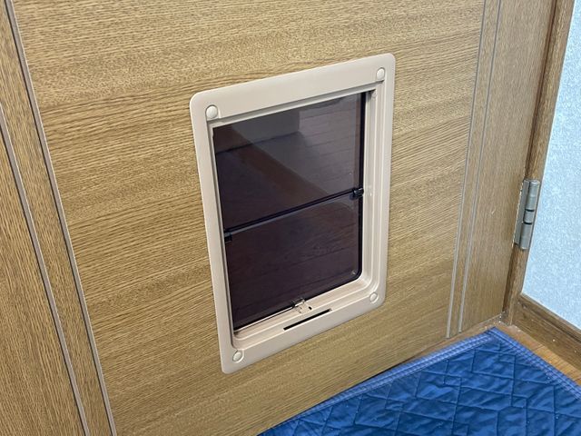 ジャックラッセルと共に暮らす大工の【ペットドア】取付