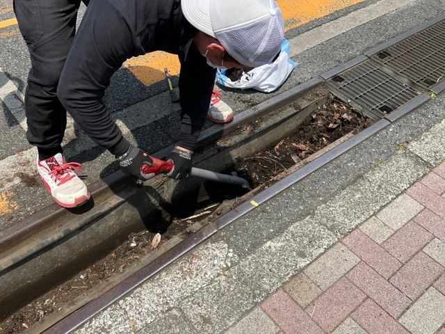 お家の周りの側溝の清掃です