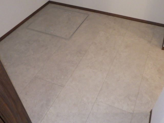 「床を変えるだけで、空間は生まれ変わる。」