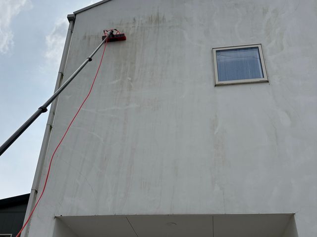 伸縮ブラシを使用で足場不要!見積もり可能!お気軽にお問合せ下さい!