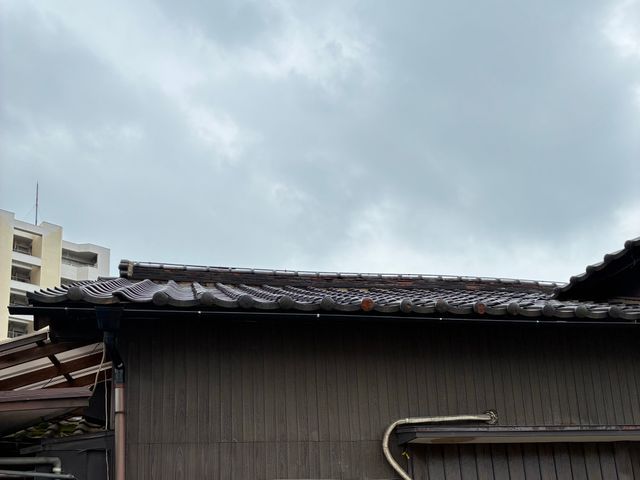 雨樋の詰まり、補修、工事、雨樋の事ならお任せ下さい。現状の状態考慮して作業します