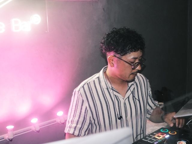 その場の雰囲気を考え、その場にあった選曲で盛り上げます。