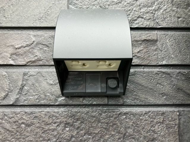 屋外防水コンセント交換工事・女性スタッフ同行可能・親切丁寧・第一種電気工事士