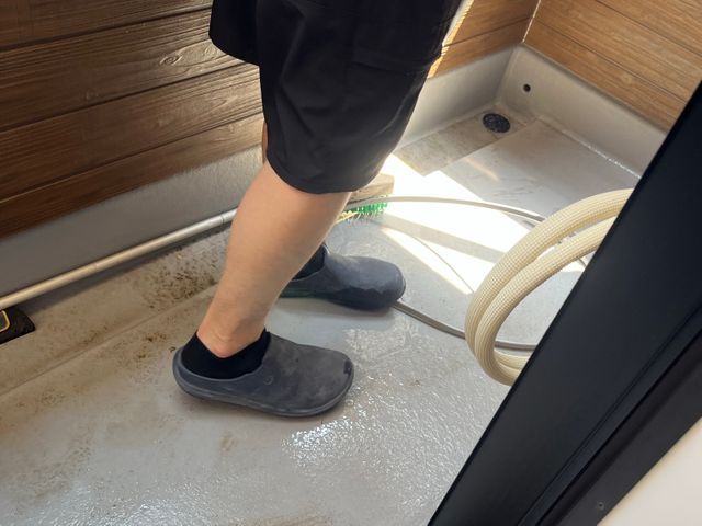 【ベランダ洗浄】窓、網戸や排水溝も綺麗にいたします!