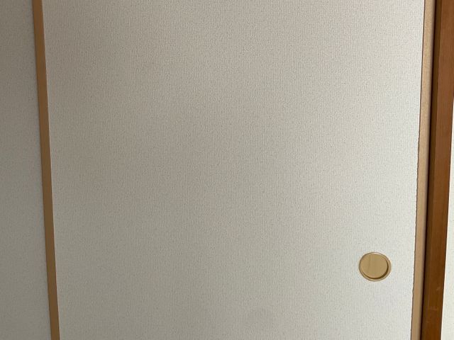 ♪襖は今はクロスを貼る時代♪部屋の中が広く見え、気分も明るくなります☆