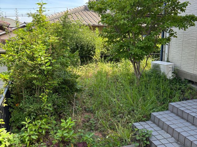 電動草刈機でお庭スッキリ