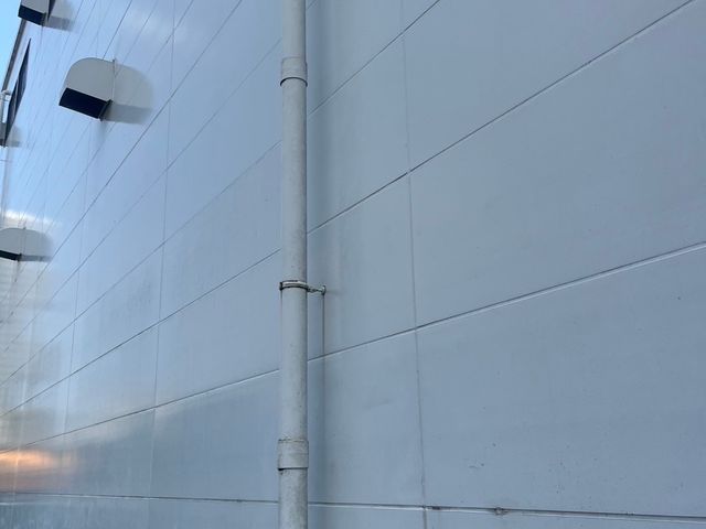 取りにくい場所の作業も梯子を使用して行います。
