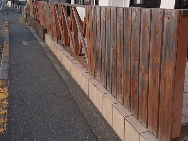 ウッドデッキや羽根板の塗装させていただきます!