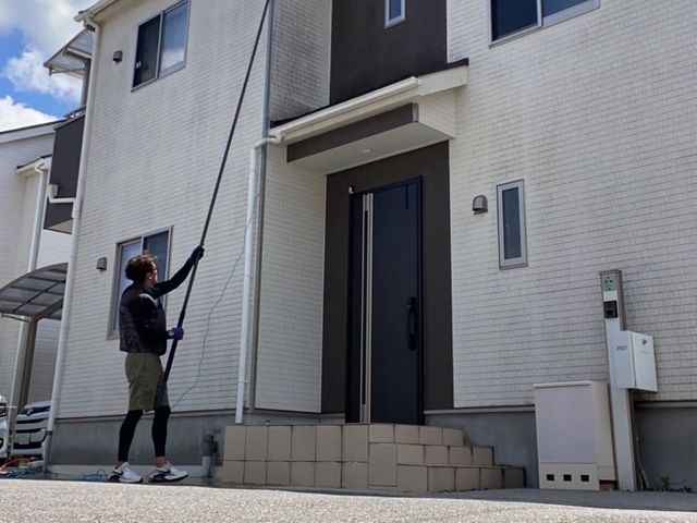 外壁の汚れ洗浄するだけで築年数若返ります!!