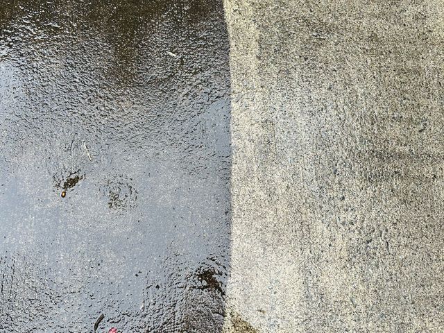 高圧洗浄で黒ずみコケ汚れをスッキリ綺麗に除去します!印象が明るくなります!