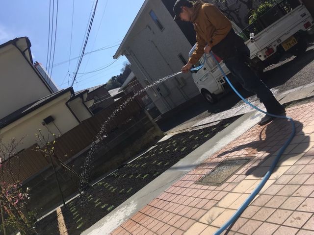 お客様の代わりにお庭や鉢植えの水やりを行います。