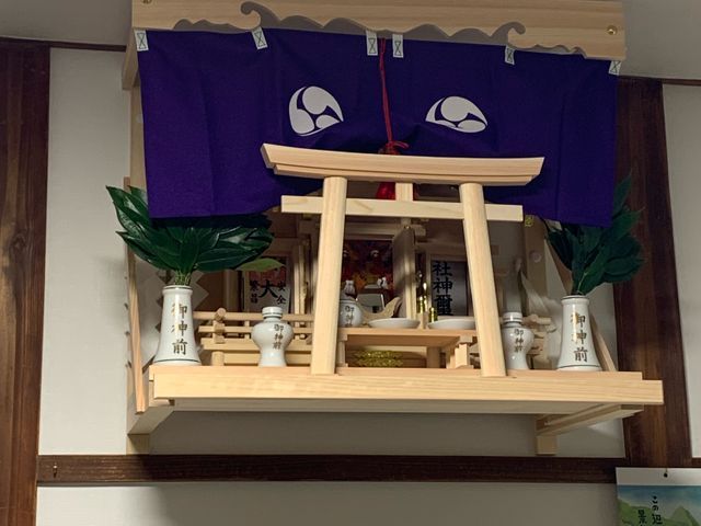 神棚を丁寧に取り付けいたします。取り外しのみでも大丈夫です。