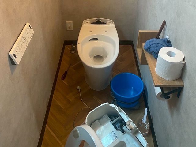 解体して便器の隙間までしっかりクリーニングします!!